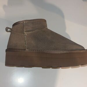Women's platform fur-lined boots